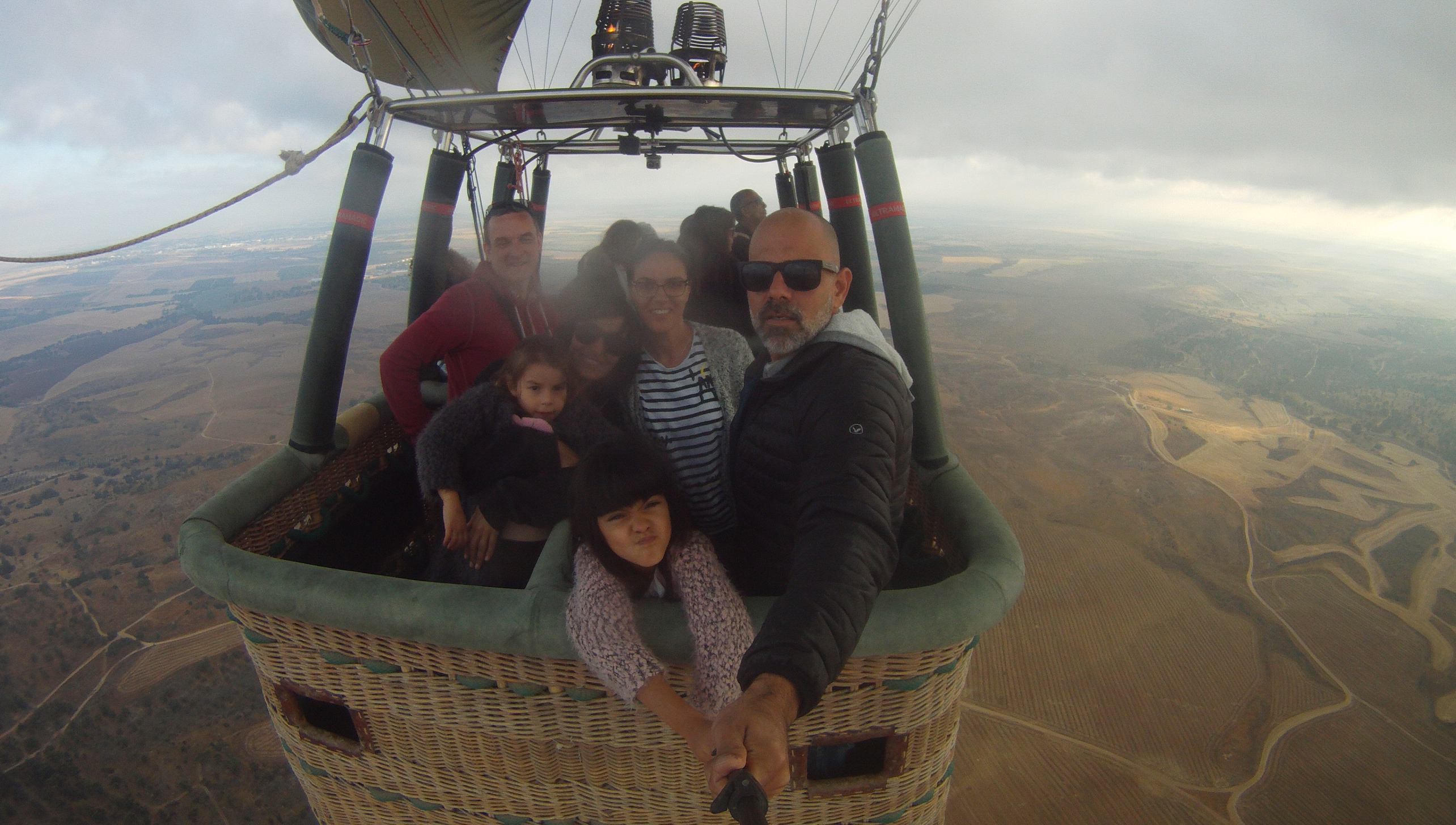 Recherche-Flug mit dem Heißluftballon über Israel
